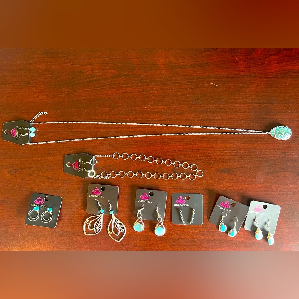 Bundle of NEW Paparazzi Jewelry .8 prs of Earrings, 2 prs have matching necklace
